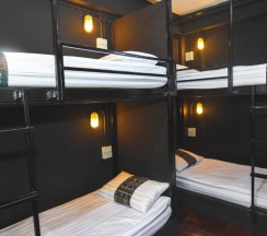 Кровать в общем номере с видом на город в KAYAN Hostel