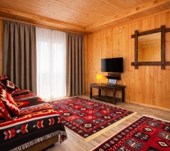 Трехкомнатный улучшенный стандарт с видом на горы | без балкона | 2 этаж в Hayat Haus