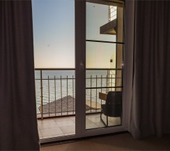 Делюкс с балконом и видом на море/горы (одна кровать 180 см, диван 120 см) 3* в Golden hills