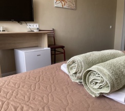 Двухместный номер Standard с балконом и с красивым видом из окна двуспальная кровать в Гранат