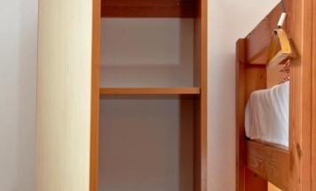 Кровать в общем номере с красивым видом из окна в Хостел Smart Inn