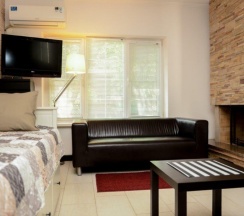 Четырехместный коттедж с террасой и видом в сад в Азов Инн