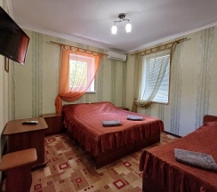 Комната стандарт с 1 односпальной и 1 двуспальной кроватью в Надежда