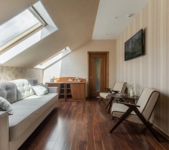 Двухместный люкс мансарда №5 с 2 комнатами с красивым видом из окна двуспальная кровать в Лель