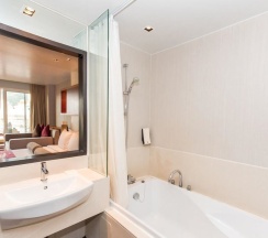 Двухместный номер Deluxe с балконом 2 отдельные кровати в ASHLEE Hub Hotel Patong
