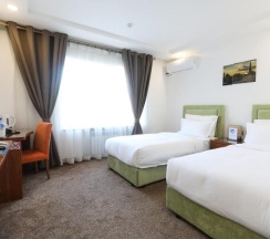 Двухместный номер Standard с видом на город двуспальная кровать в Sunrise Hotel 日升酒店