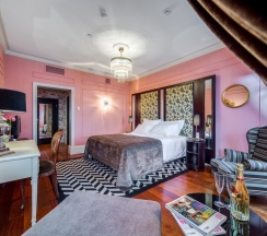 Улучшенный номер с видом на улицу в Dom Boutique Hotel