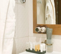 Номер улучшенный с 1 двуспальной кроватью в Барский флигель