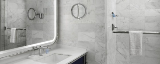 Номер Deluxe с балконом и с видом на залив в Fontainebleau Miami Beach