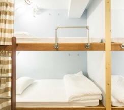 Кровать в общем номере в Barn and Bed Hostel