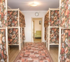 Кровать в 8-местном общем мужском номере в Green