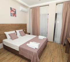 Двухместный номер Standard с балконом и с красивым видом из окна двуспальная кровать в Аскьала