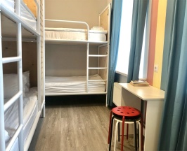 Кровать в мужском 4-местном номере с общей ванной комнатой в Форвикс