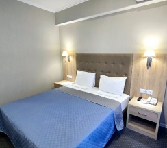 Стандартный номер с двуспальной и 2 односпальными кроватями в Бригантина