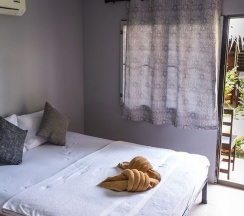 Двухместный номер Standard с видом на сад двуспальная кровать в Baan Kasirin Resort Pattaya Beach