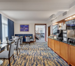 Студио Люкс с одной большой кроватью с доступом в представительскую гостиную в Сафмар Грандъ