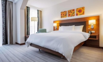 Номер стандарт с 1 двуспальной кроватью в Hilton Garden Inn Krasnodar