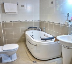 Двухместный номер Standard с балконом 2 отдельные кровати в Queens Hotel