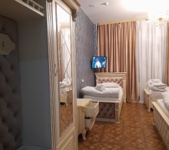 Семейный номер с 2 двуспальными и 1 односпальной кроватями в За рулем Юг