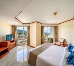 Люкс семейный с 2 комнатами в Andaman Beach Suites Hotel