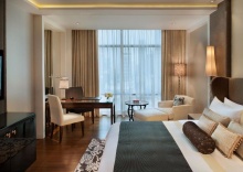 Четырёхместный номер Deluxe с красивым видом из окна в The St Regis Bangkok