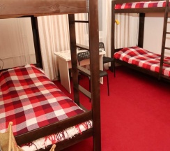 Кровать в общем номере с красивым видом из окна в Хостел Loft Minsk