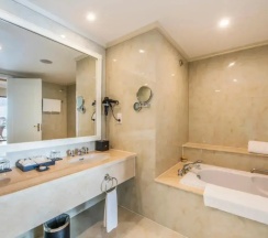 Двухместный люкс Executive с видом на океан двуспальная кровать в Vinpearl Resort & Spa Nha Trang Bay