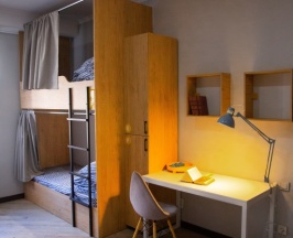 Кровать в общем номере с видом на город в People Hostel & Suites