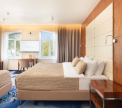 Двухкомнатные апартаменты люкс с балконом и видом на город для 6 гостей в V Hotel&Rooftop lounge