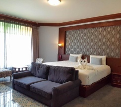 Двухместный полулюкс с видом на бассейн двуспальная кровать в Erawan Hotel