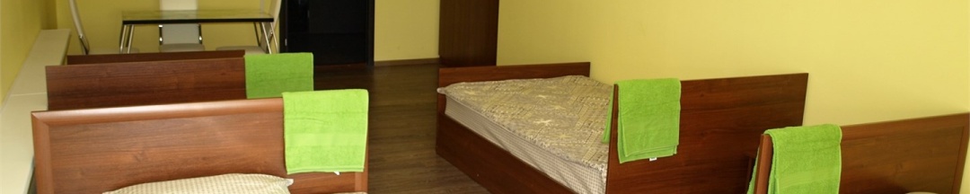 Кровать в четырехместном номере в Zебра