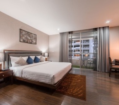 Люкс Deluxe с 2 комнатами с балконом и с видом на город в Grand Asoke Suites Boutique Residence