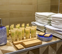 Номер студио двухместный с видом на бассейн без балкона в Брют