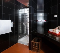 Двухместный люкс бассейн двуспальная кровать в Mom Tri's Villa Royale