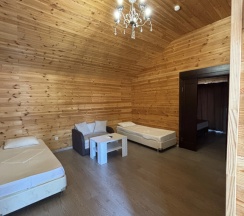 Четырёхместный семейный номер Classic с балконом и с видом на горы в Golden House Hotel