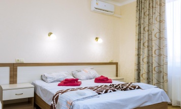 Номер стандарт с 1 двуспальной кроватью без балкона в ТриО