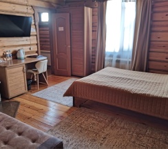 Двухместный номер в деревянном коттедже с камином в Колыба