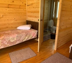 Коттедж улучшенный с 3 односпальными и 1 двуспальной кроватью в Аура Алтая