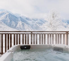 3-комнатные апартаменты с джакузи на террасе и видом на горы в Boogel Woogel bar&hotel