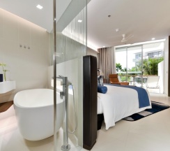 Номер Deluxe с балконом и с красивым видом из окна в Отель Dream Phuket Hotel and Spa