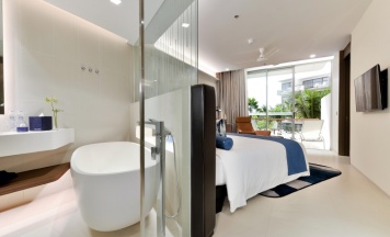 Двухместный номер Deluxe с балконом двуспальная кровать в Отель Dream Phuket Hotel and Spa