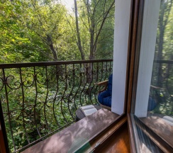 Двухместный полулюкс Provence №70 c 1 комнатой с балконом и с видом на парк двуспальная кровать в Лель