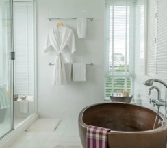 Двухместный люкс с частичным видом на море двуспальная кровать в Cera Resort Chaam