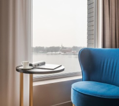 Привилегия, вид на озеро в Mercure