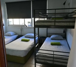 Кровать в общем номере с балконом и с красивым видом из окна в Lemongrass Hostel