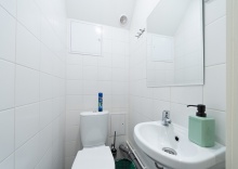 Комната в нежных тонах с двуспальной кроватью. в Star home