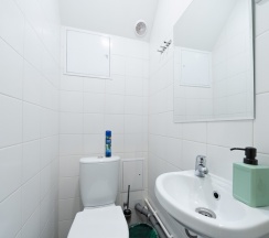 Комната в нежных тонах с двуспальной кроватью. в Star home