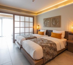 Четырёхместный семейный номер Deluxe с балконом и с видом на бассейн в Tuana Hotels Casa Del Sol