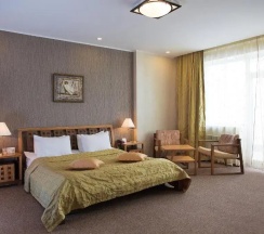 Люкс с балконом в Golden Dragon Hotel & Spa