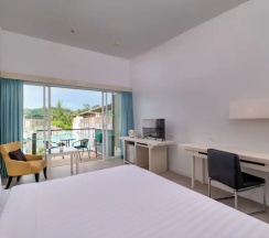 Номер Deluxe с видом на бассейн в The Briza Beach Resort Khaolak